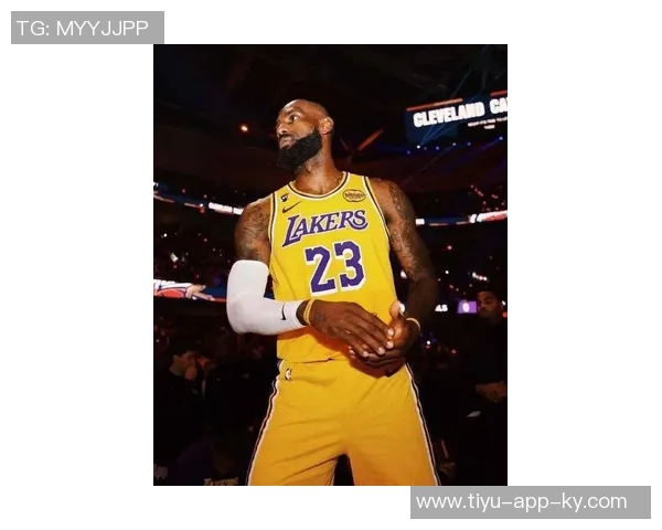 詹姆斯赛后采访时佩戴骑士冠军戒指展现永恒荣耀与不屈精神 詹姆斯赛后采访时佩戴骑士冠军戒指展现永恒荣耀与不屈精神