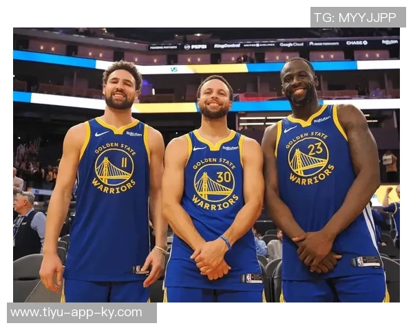 库里与汤普森幽默互动波杰姆努力融入却遭冷遇的趣事分享 库里与汤普森幽默互动波杰姆努力融入却遭冷遇的趣事分享