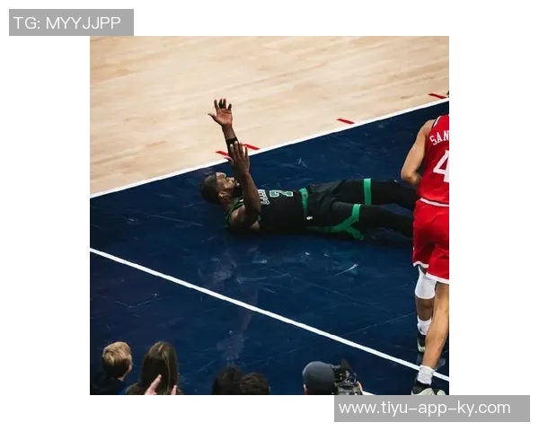 杰伦布朗勇猛冲击篮筐展现强硬风格却意外零罚球引发热议